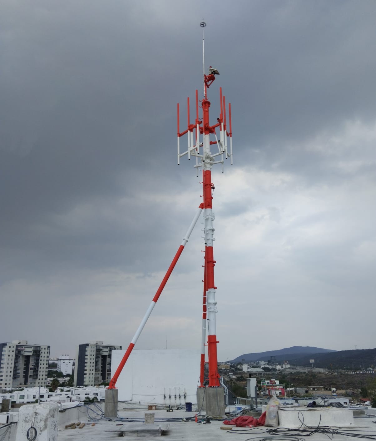 Mástil contraventeado